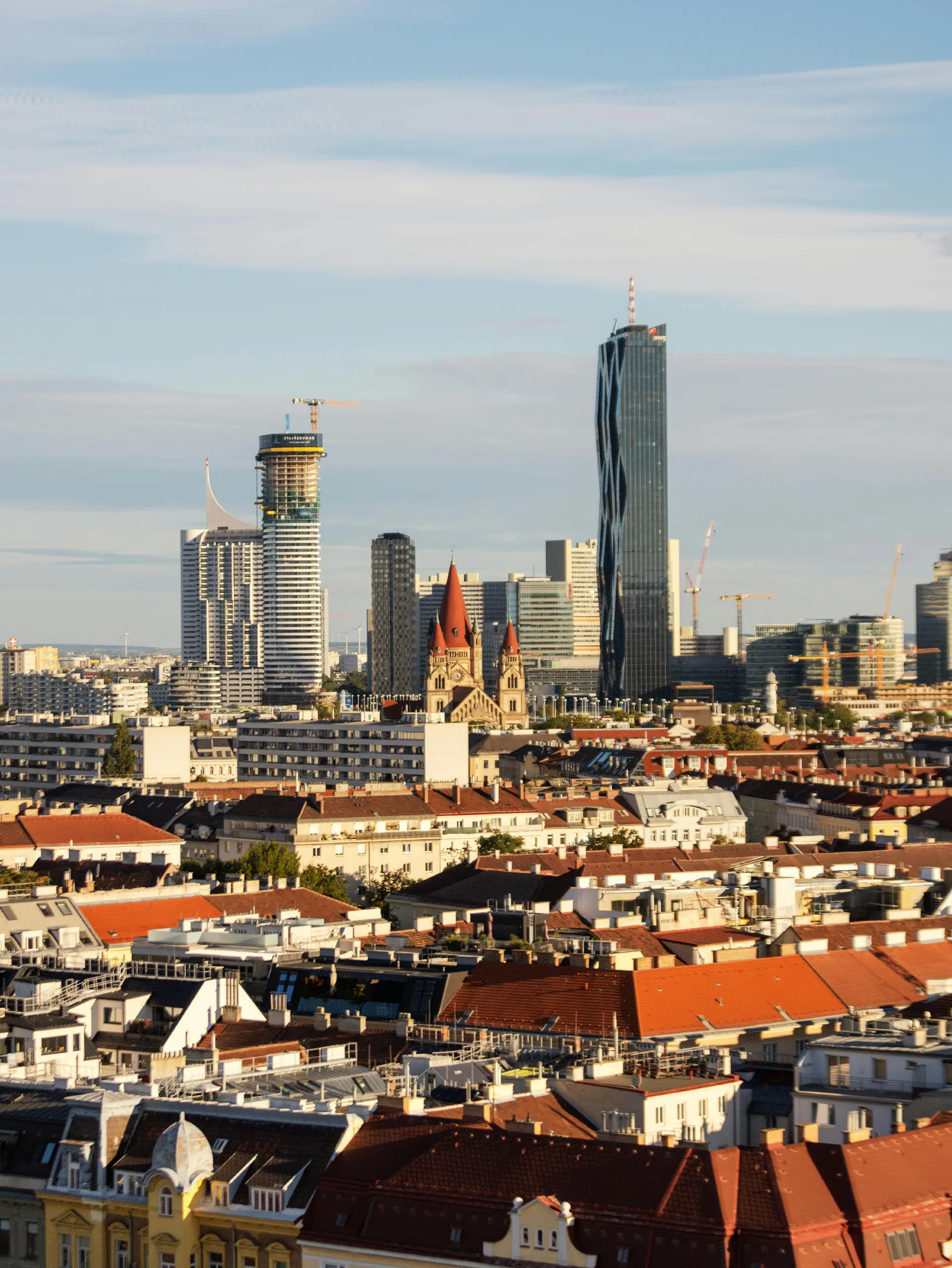 Die Skyline Münchens zeigt moderne Wolkenkratzer inmitten der traditionellen Dächer der Altstadt.